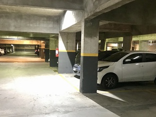 PARKING WITH ELECTRIC VEHICLE CHARGING STATIONS Regency Way Montevideo Hotel en Montevideo